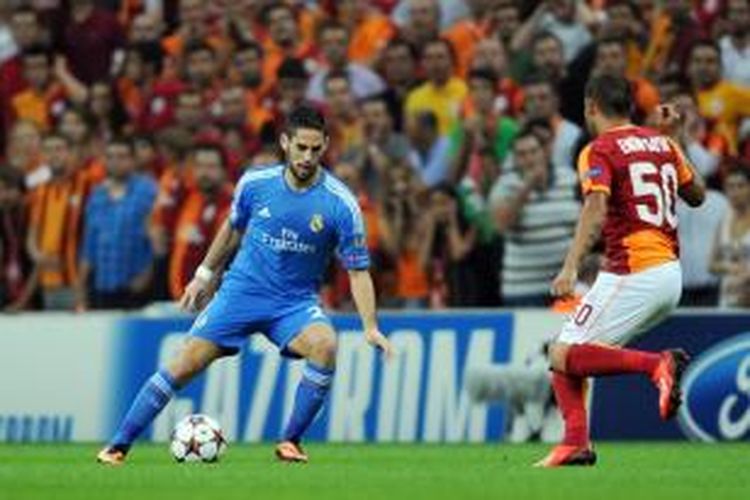 Gelandang Real Madrid, Isco, berusaha melewati salah satu pemain Galatasaray dalam pertandingan perdana penyisihan Grup B Liga Champions, Rabu atau Kamis (18/9/2013). 