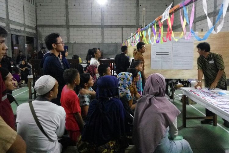 Para pemilih masih tampak memadati TPS di gedung olah raga Padukuhan Seturan, Kelurahan Catur Tunggal, Kecamatan Depok, Kabupaten Sleman  