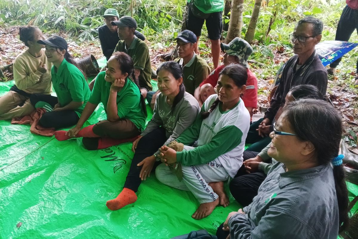 Alexius Atep (bapak berkacamata) mengikuti sekolah lapang Tropenbos Indonesia di Desa Mekar Raya, Kecamatan Simpang Dua, Kabupaten Ketapang, pada Sabtu (25/10/2025).