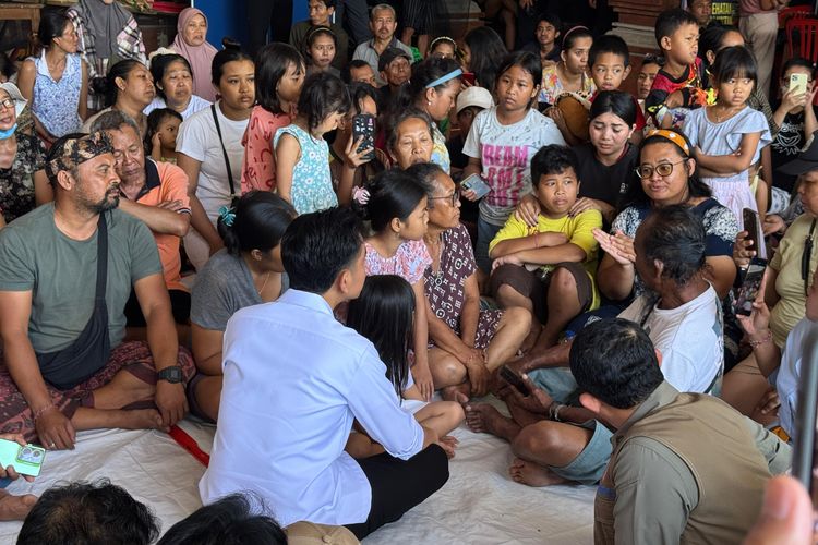 Wakil Presiden (Wapres) RI Gibran Rakabuming menyambangi korban terdampak banjir di Kota Denpasar, Bali, Jumat (12/09/2025).