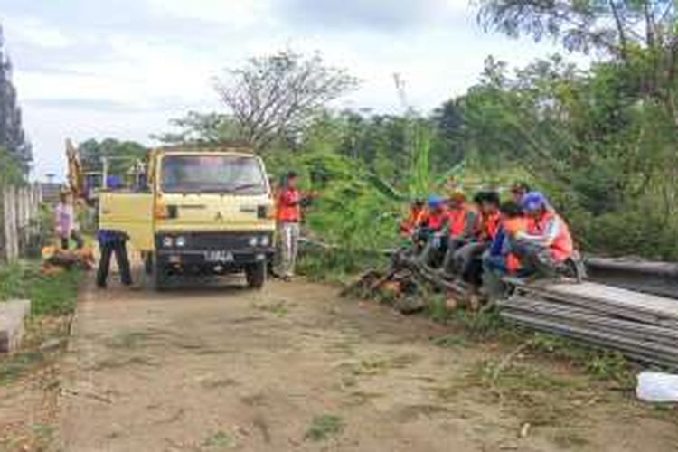 Untuk mengatasi kemacetan akibat perbaikan Jembatan Cisomang, PT Jasa Marga membangun gerbang tol baru di KM 99 400 untuk kendaraan arah Jakarta dan KM 99 600 untuk arah Bandung. Pembangunan membutuhkan waktu satu bulan, Senin (9/1/2016).