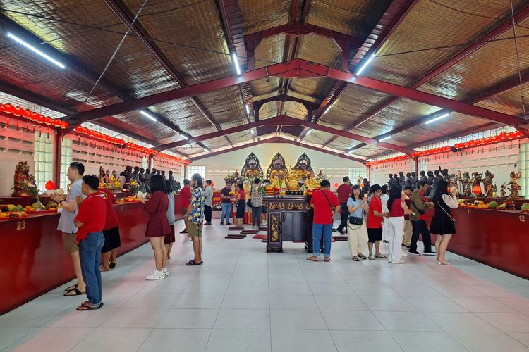 Rayakan Imlek, Warga Masih Padati Vihara Dharma Bhakti Sore Ini