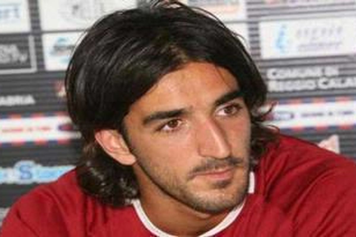 Gelandang Livorno, Piermario Morosini, meninggal dunia saat bermain membela timnya melawan Pescara di laga lanjutan Serie-B, Sabtu (14/4/2012). Ia tiba-tiba terjatuh pada menit ke-33 tanpa sebab yang jelas.