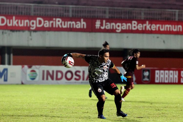 Kiper Persija Jakarta, Andritany Ardhiyasa, dalam pertandingan PSM vs Persija di leg pertama semifinal Piala Menpora 2021 di Stadion Maguwoharjo, Sleman, Yogyakarta, Kamis (15/4/2021) malam WIB. 