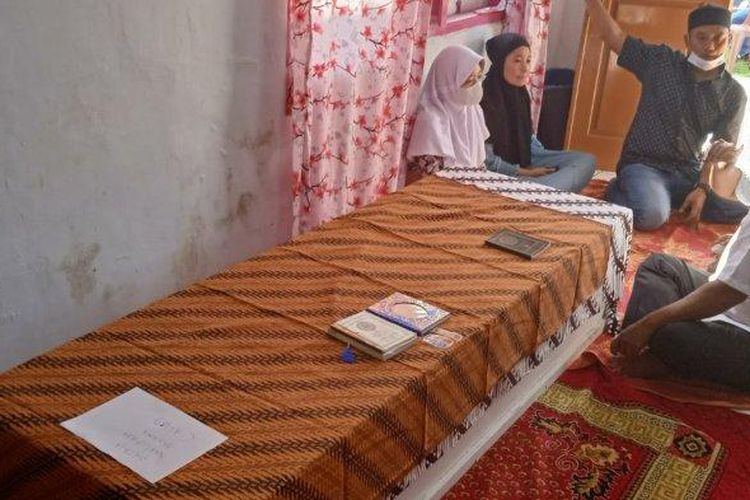 Suasana rumah Satria Khalifah Aryana (12) seorang santri asal Kampung Hegarmanah, Desa Purwadadi Barat, Kecamatan Purwadadi, Kabupaten Subang, Jawa Barat yang menjadi korban kebakaran di Karawang, Selasa (22/2/2022). 
