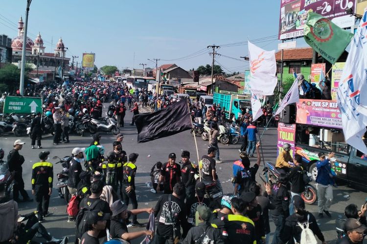 Massa buruh berkumpul di perempatan Klari, Jalan Raya Klari, Karawang, Jawa Barat, Rabu (29/11/2023).