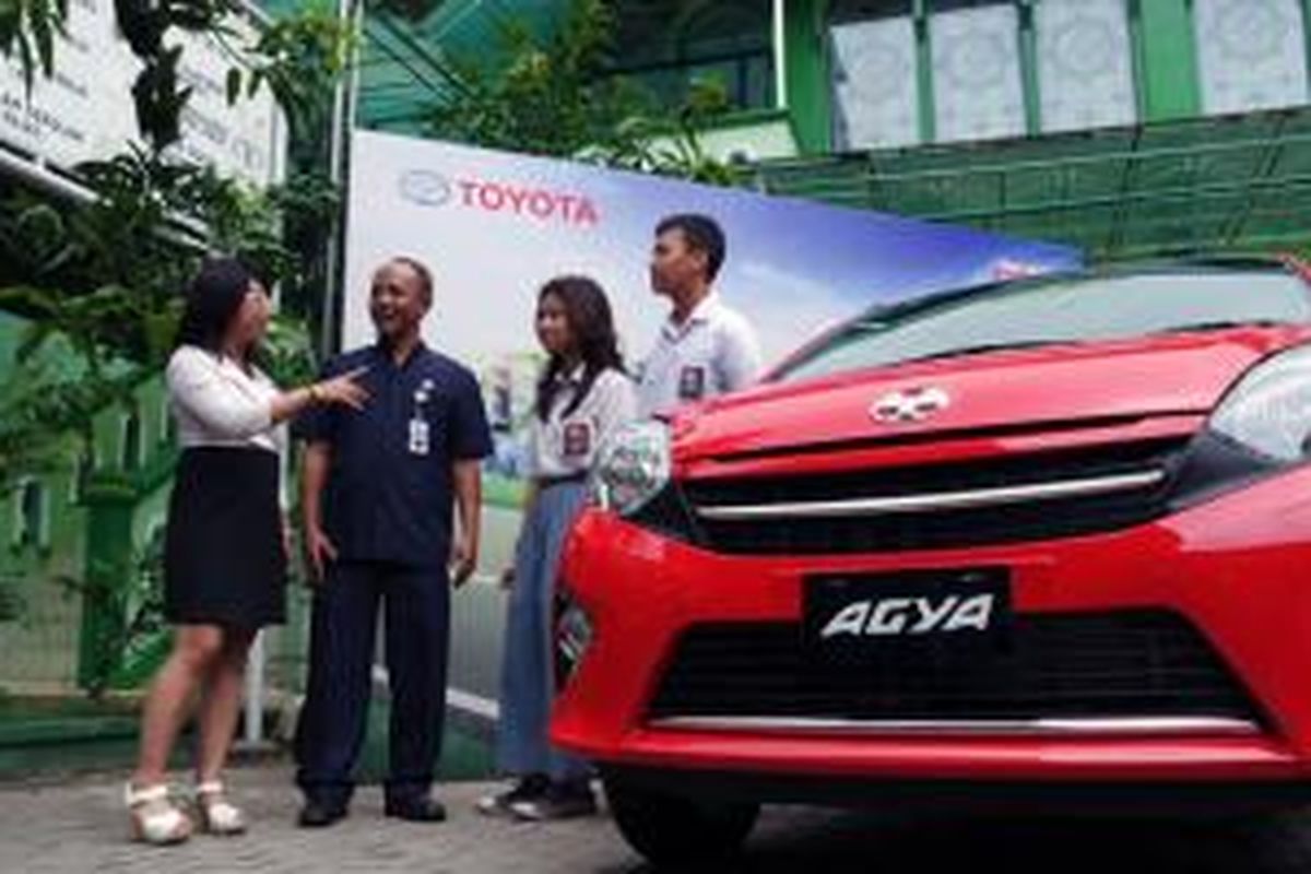 Toyota Astra Motor mengedukasi keselamatan berkendara ke siswa SMAN 54 Jakarta Timur.