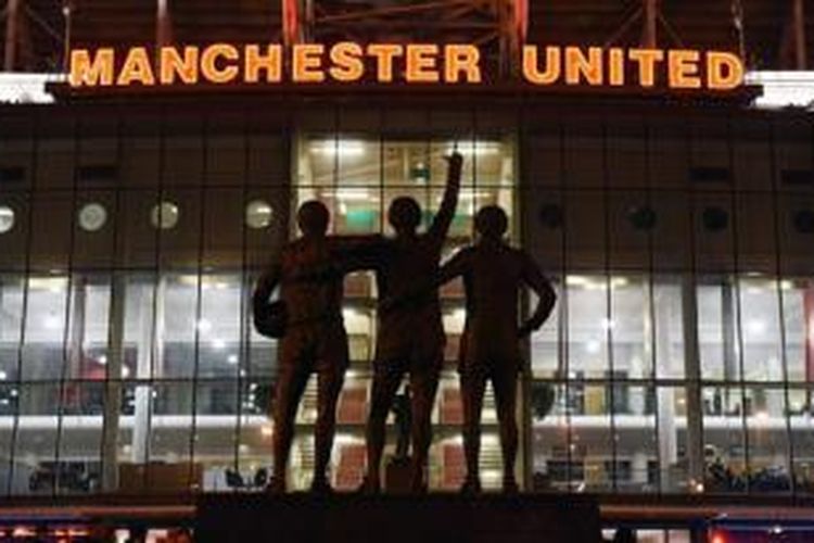 Tiga patung legenda Manchester United, George Best, Dennis Law, dan Bobby Charlton, yang berada di depan Stadion Old Trafford, Manchester.