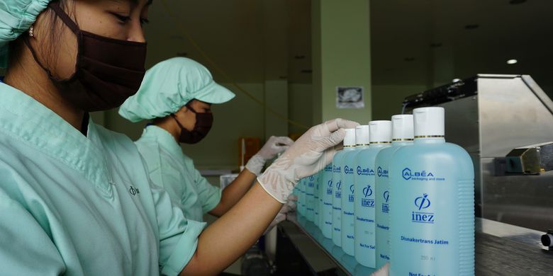 Inez Cosmetics memproduksi ratusan ribu botol hand sanitizer untuk disumbangkan ke pemerintah.