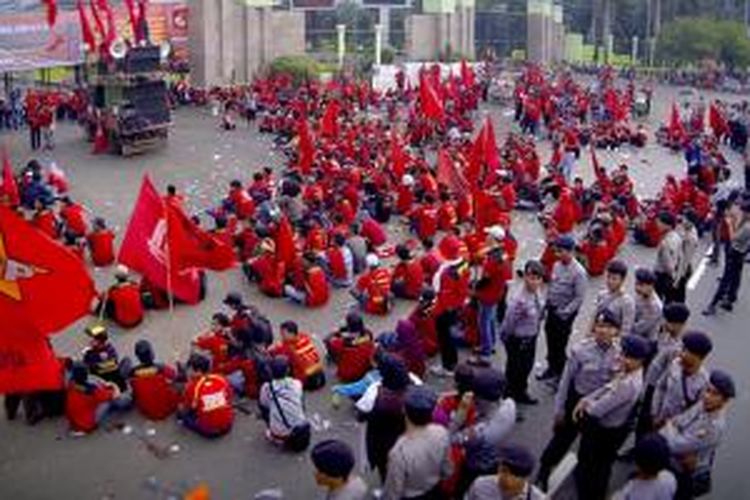 Aksi Buruh di depan Gedung MPR/DPR, Jakarta, saat May Day (Hari Buruh) 2014, direkam dari udara menggunakan drone.