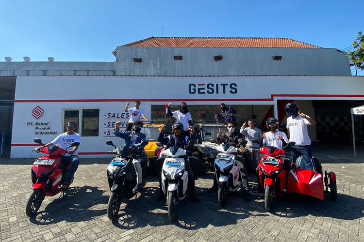 Maman Suparman, anggota Gesits Riders Indonesia (GRID) melakukan solo touring dari Jakarta-Mandalika, Lombok, NTB.