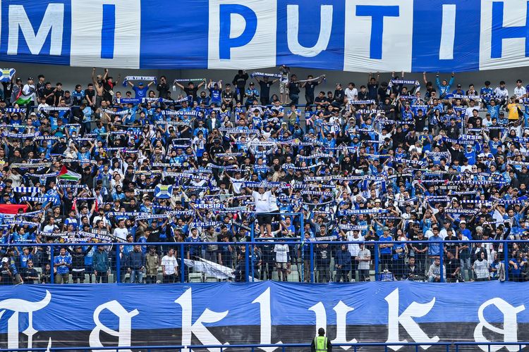 Bobotoh sebutan pendukung Persib Bandung saat berada di Tribun Timur Stadion Gelora Bandung Lautan Api (GBLA). 