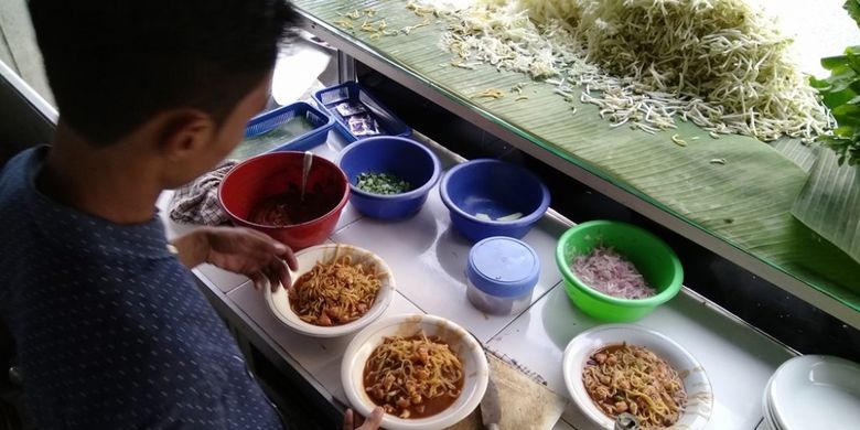 Muksin menyiapkan mi udang di Taufik Kupi 2, Lhokseumawe, Aceh, Selasa (8/8/2017).