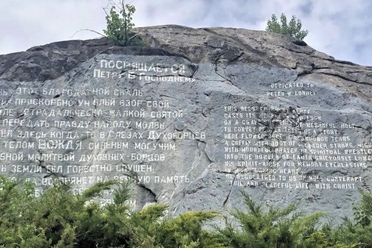 Tulisan perjalanan sekte Doukhobor di atas batu, di Kanada.