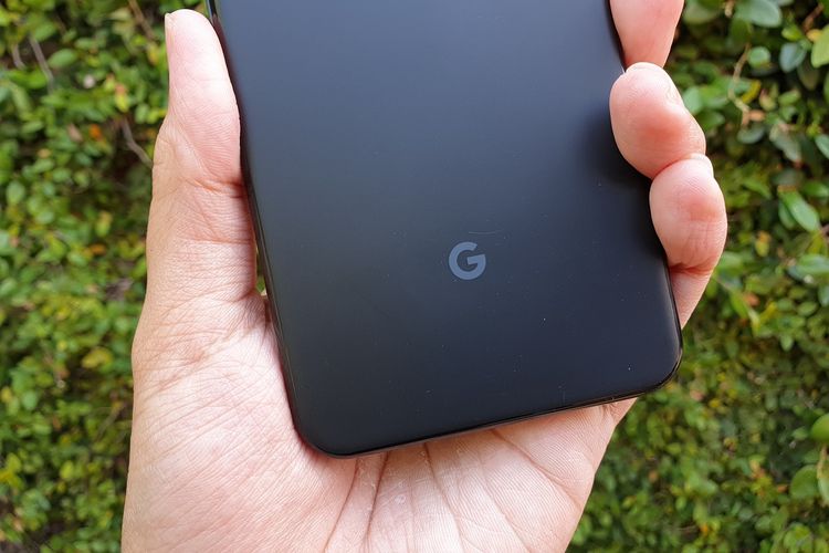 Sebuah logo Google di bagian belakang kedua ponsel. 