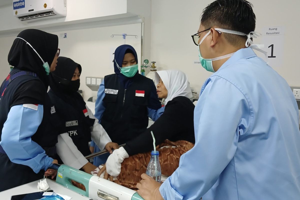 Jemaah haji tengah mendapatkan perawatan di Klinik Kesehatan Haji Indonesia (KKHI) di Madinah.