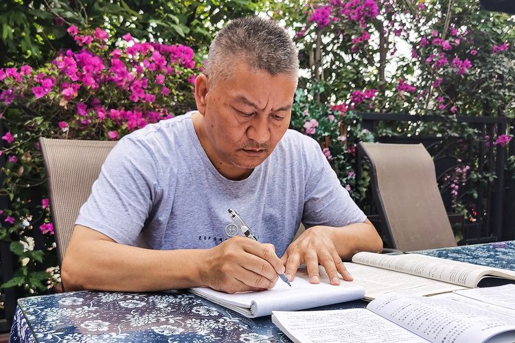 Jutawan China, Liang Shi (56), mengikuti ujian masuk perguruan tinggi atau Gaokao untuk ke-27 kalinya karena tidak pernah lolos ke universitas impiannya. Foto ini diambil pada 25 Mei 2023 di Chengdu, Provinsi Sichuan, dan dipublikasikan AFP pada 6 Juni 2023 atas izin Liang Shi.