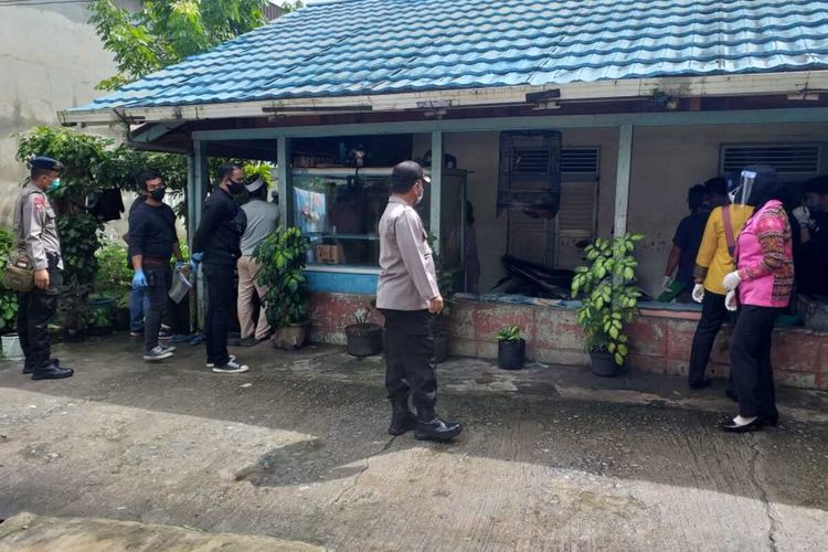 Suasana penangkapan seorang pria terduga terkait ISIS di Jalan Raya Sungai Pinyuh, Kabupaten Mempawah, Kalimantan Barat, Jumat (5/6/2020) sore.