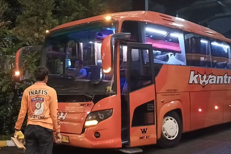 Tim INAFIS Polres Malang saat akan memeriksa bus rombongan Persik Kediri yang membawa pemain, pemain dan official pecah karena dilempar batu oleh oknum usai menjalani laga pekan ke-32 Liga 1 2024-2025 melawan tuan rumah Arema FC yang berakhir dengan kemenangan tim tamu 0-3 yang berlangsung di Stadion Kanjuruhan Kepanjen, Kabupaten Malang, Minggu (11/5/2025) malam.