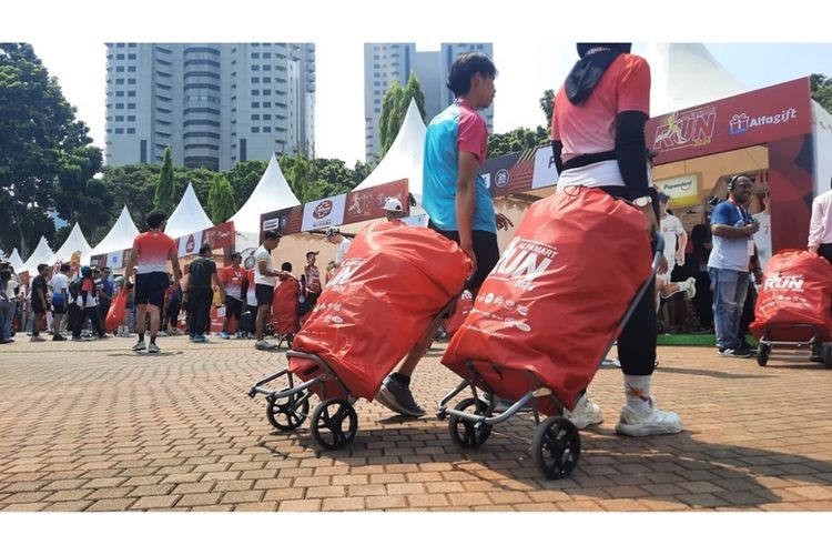 Goodie bag untuk peserta Alfamart Run 2024. 