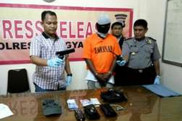 Kasat Reskrim Polresta Yogyakarta, AKP M Kasim Akbar Bantilan saat menunjukan barang bukti yang diamankan dari tangan pelaku Supriyanto