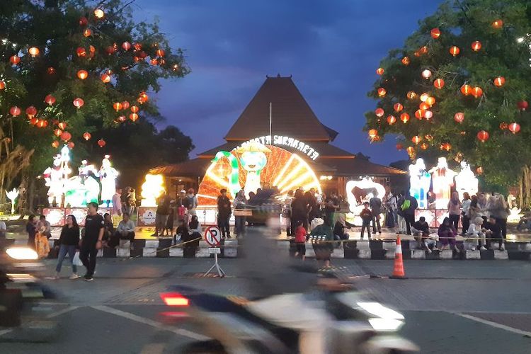 Warga memadati lampion shio ular sebagai maskot Imlek 2025 di Plaza Balai Kota Solo, Jawa Tengah, Jumat (24/1/2025).