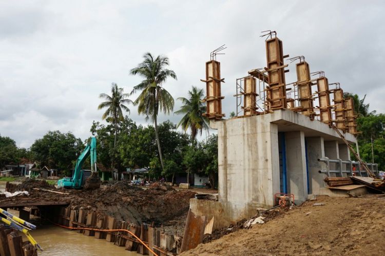 Modernisasi Daerah Irigasi Rentang dilakukan untuk merehabilitasi bangunan dan meningkatkan kinerja saluran irigasi untuk mengairi 51.000 hektare areal sawah di Kabupaten Indramayu, Cirebon, dan Majalengka, Kamis (16/11/2017).