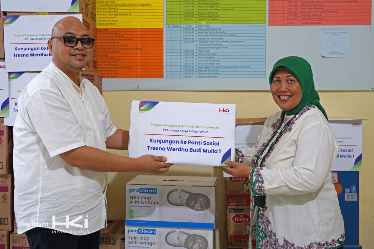 PT Hutama Karya Infrastruktur (HKI) dan belasan perwakilan karyawan melaksanakan kunjungan dan pemberian bantuan ke Panti Sosial Tresna Werdha Budi Mulia di Cipayung, Jakarta Timur, Jumat (20/6/2025). 