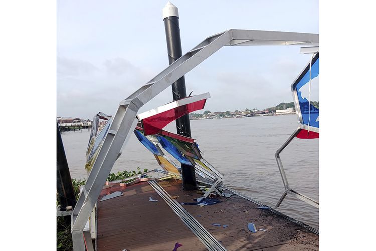 Kondisi pelabuhan 7 Ulu Palembang yang rusak dihantam oleh tongkang pengangkut batu bara yang hilang kendali saat melintas di Sungai Musi, Selasa (2/1/2024).