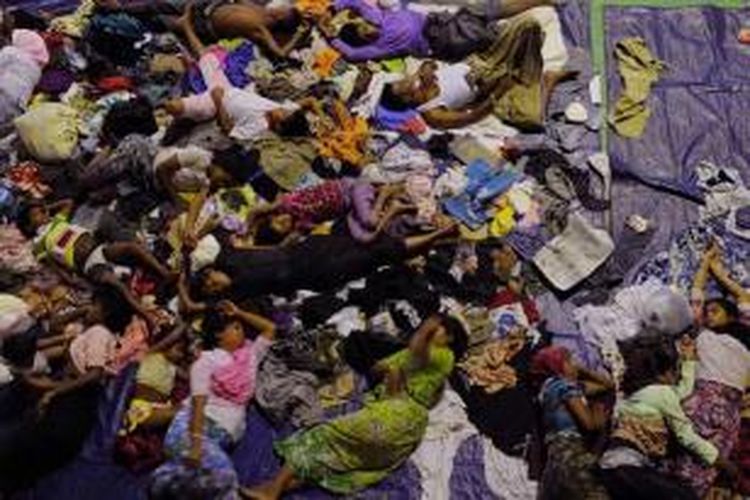 Imigran Rohingya asal Myanmar dan Bangladesh, tidur di Gedung Olahraga Lhoksukon, Aceh Utara, 12 Mei 2015. Sebanyak 582 imigran Rohingya ditemukan selamat di perahu yang terdampar di Aceh Utara.