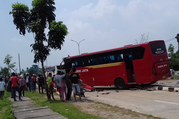 Kecelakaan yang melibatkan dua bus Murni dan Murni Jaya di Kota Serang, Sabtu  (4/5/2019)