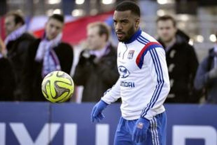 Striker Olympique Lyon asal Perancis, Alexandre Lacazette.