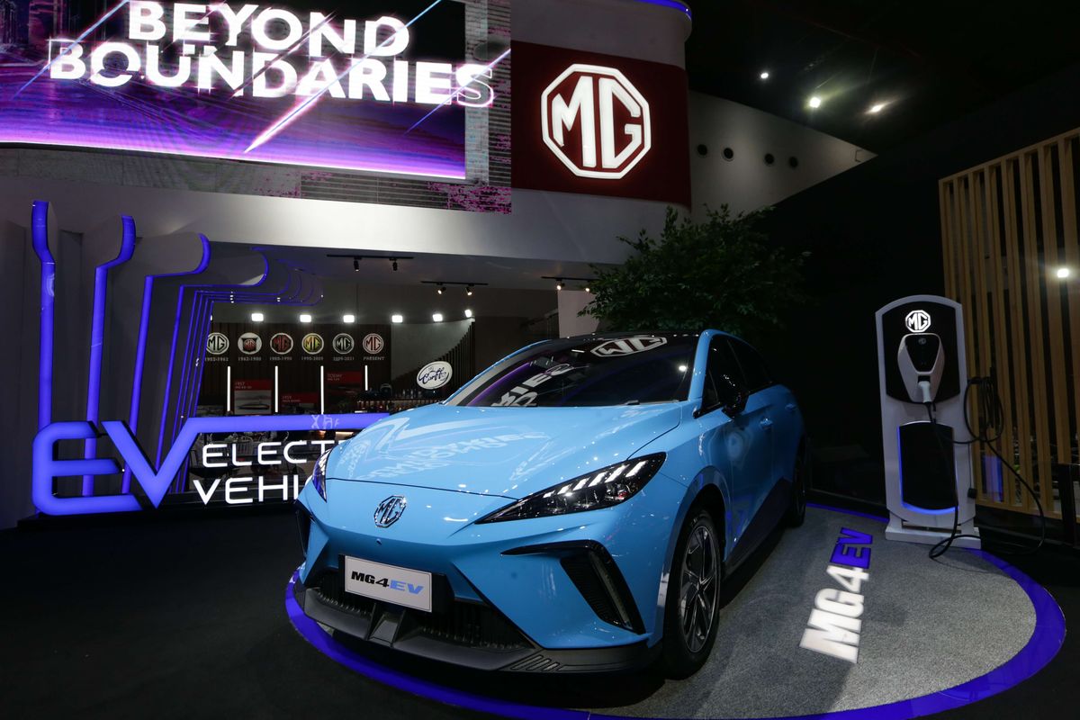 Mobil listrik MG4 EV dipamerkan di ajang Indonesia International Motor Show (IIMS) 2023 di JIExpo, Kemayoran, Jakarta Pusat, Kamis (16/2/2023). MG4 EV menjadi mobil listrik pertama mereka yang dijual di pasar Indonesia.