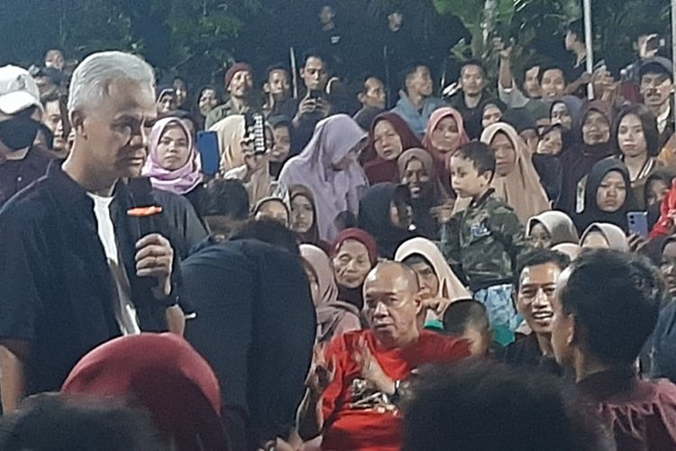 Calon presiden nomor urut 3 Ganjar Pranowo mengunjungi Desa Watuagung dan Desa , Banyumas, Selasa (9/1/2024) malam untuk bersilaturahmi dan berdialog dengan masyarakat desa.