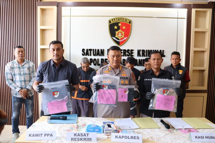 Kapolres Labuhanbatu, AKBP Choky Sentosa Meliala saat memaparkan kasus remaja 15 tahun diperkosa ayah, paman, dukun dan kolega ayahnya, Kamis (2/10/2025)  