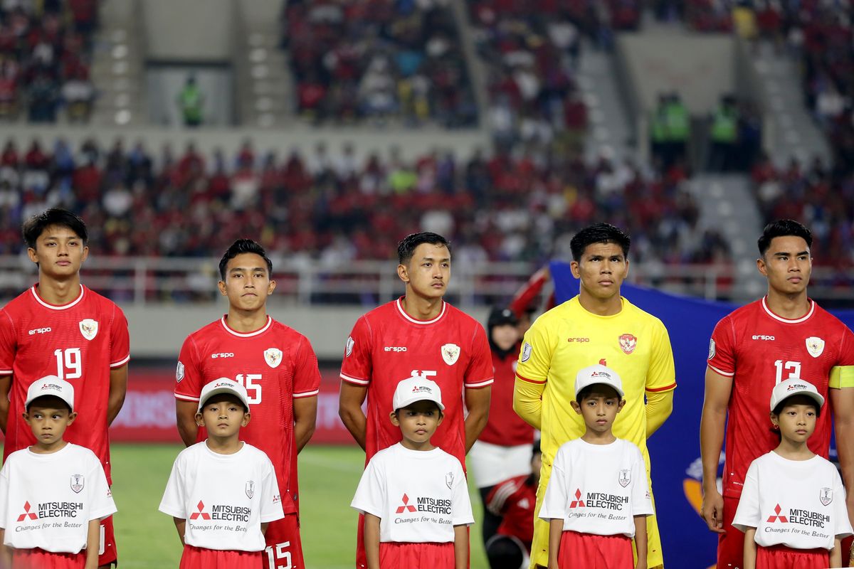 Pemain timnas Indonesia sebelum melawan Filipina saat laga keempat babak penyisihan Grup B Piala AFF yang berakhir dengan skor 0-1 di Stadion Manahan Solo, Sabtu (21/12/2024) malam.