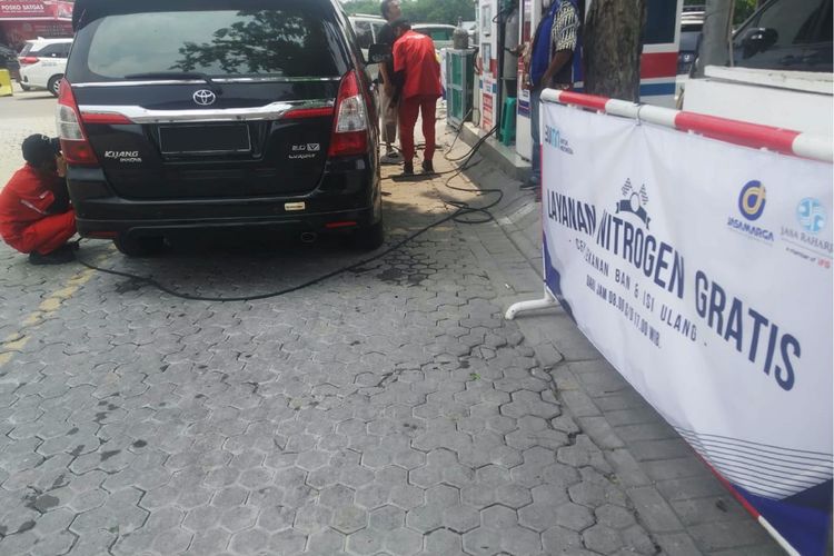 Salah satu layanan pengisian Nitrogen gratis yang diberikan kepada pengendara yang meninggalkan Jakarta selama periode Natal dan Tahun Baru, Minggu (26/12/2021). 