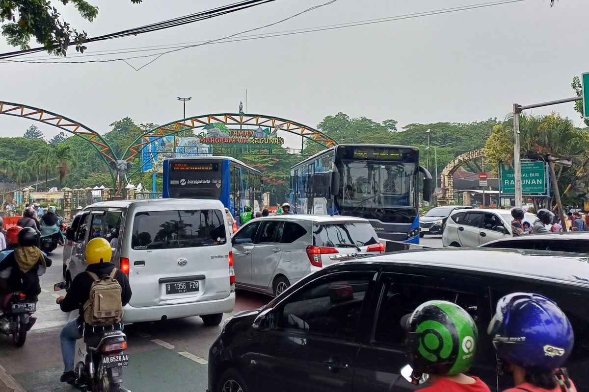 Kondisi lalu lintas di depan Pintu Utara Taman Margasatwa Ragunan, Jalan Harsono RM, Jakarta Selatan, Selasa (26/12/2023).