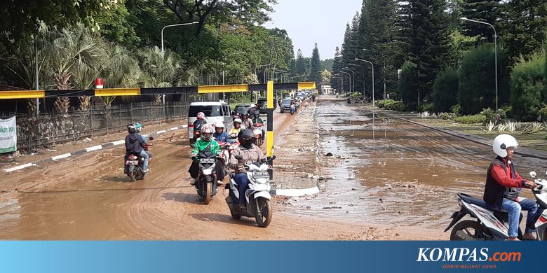 Jalanan Perumahan Kemang Pratama Bekasi Berlumpur Pasca Banjir