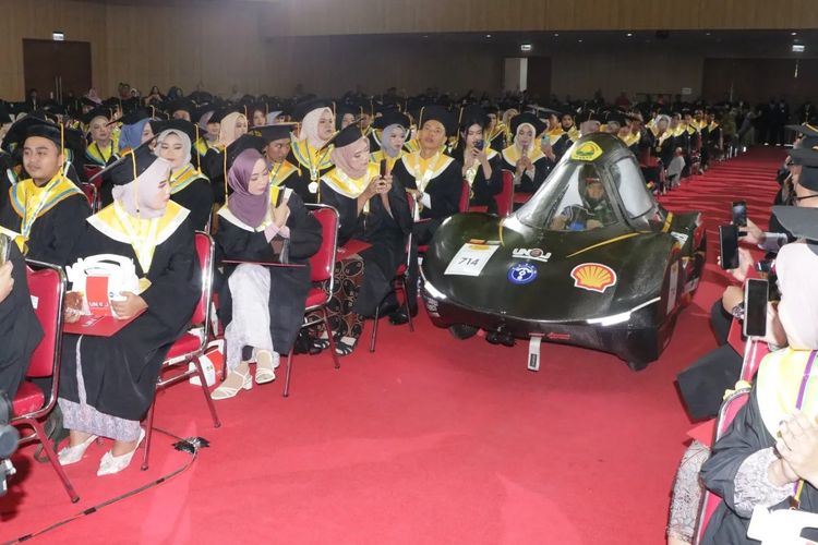 Mobil listrik karya mahasiswa Fakultas Teknik (FT) Universitas Jember (Unej) juga ikut diwisuda.