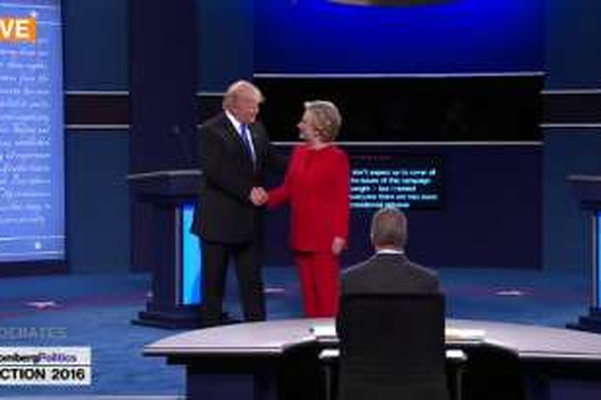 Kandidat Presiden AS Hillary Clinton dan Donald Trump bersalaman dalam pembukaan acara debat pertama Capres AS di New York, Selasa (27/9/2016) WIB.