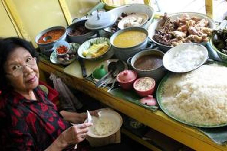 L Sri Untari Widodo (76) generasi ke tiga Warung Mbok Kedul di Kota Solo yang menyajikan bubur gudeg, nasi gudeg, lontong opor, dan ketan bubuk/ juruh. 