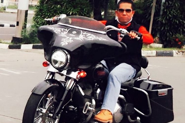 Mantan Kabag Bin Opsnal di Direktorat Reserse Narkoba Polda Sumut, AKBP Achiruddin Hasibuan, menaiki motor Harley-Davidson.