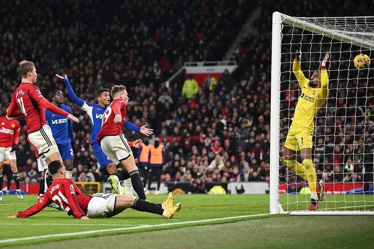 Scott McTominay saat mencetak gol dalam pertandingan Man United vs Chelsea pada lanjutan Liga Inggris 2023-2024 di Stadion Old Trafford, Kamis (7/12/2023). 