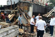 Bangunan Liar di Atas Kali Jelawe di Kebayoran Baru Dibongkar