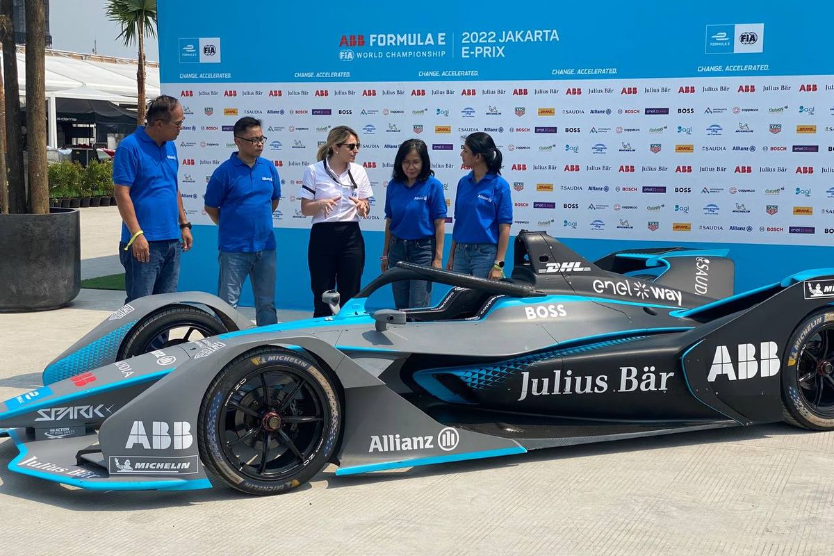 (Dari kiri ke kanan) Presiden Direktur Allianz Utama Indonesia Sunadi, Chief Technical Officer Allianz Utama Indonesia Ignatius Hendrawan, FIA Technical Manager of the ABB FIA Formula E World Championship Formula E Gen2 Race Car, Chief Investment Officer Allianz Life Indonesia Ni Made Daryanti, dan Director of Legal and Compliance Allianz Life Indonesia Hasinah Jusuf.