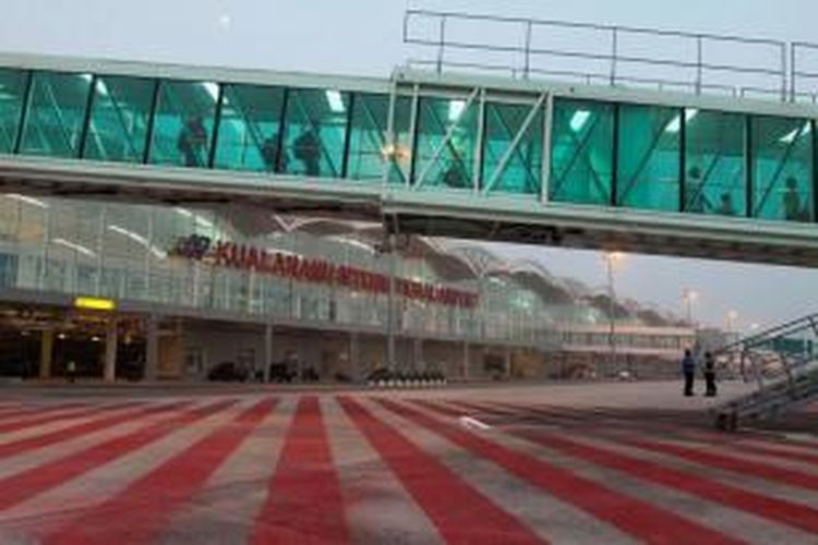 Bandara Internasional Kualanamu, Deli Serdang, Sumatera Utara, Kamis (25/7/2013). Bandara seluas 1.365 hektare tersebut resmi beroperasi pada 25 Juli 2013 pukul 00.01 dan secara bersamaan operasional Bandara Polonia ditutup sehari sebelumnya, 24 Juli 2013 malam pukul 23.59.