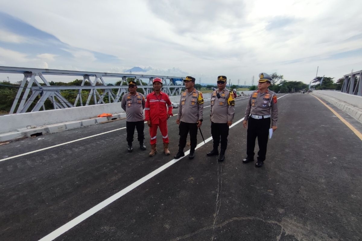 Kapolresta Cirebon bersama jajaran dan Kontraktor Bukaka, menunjukan jembatan Kanci di Kecamatan Astanajapura yang juga sedang dilakukan perbaikan, Rabu (22/3/2023)