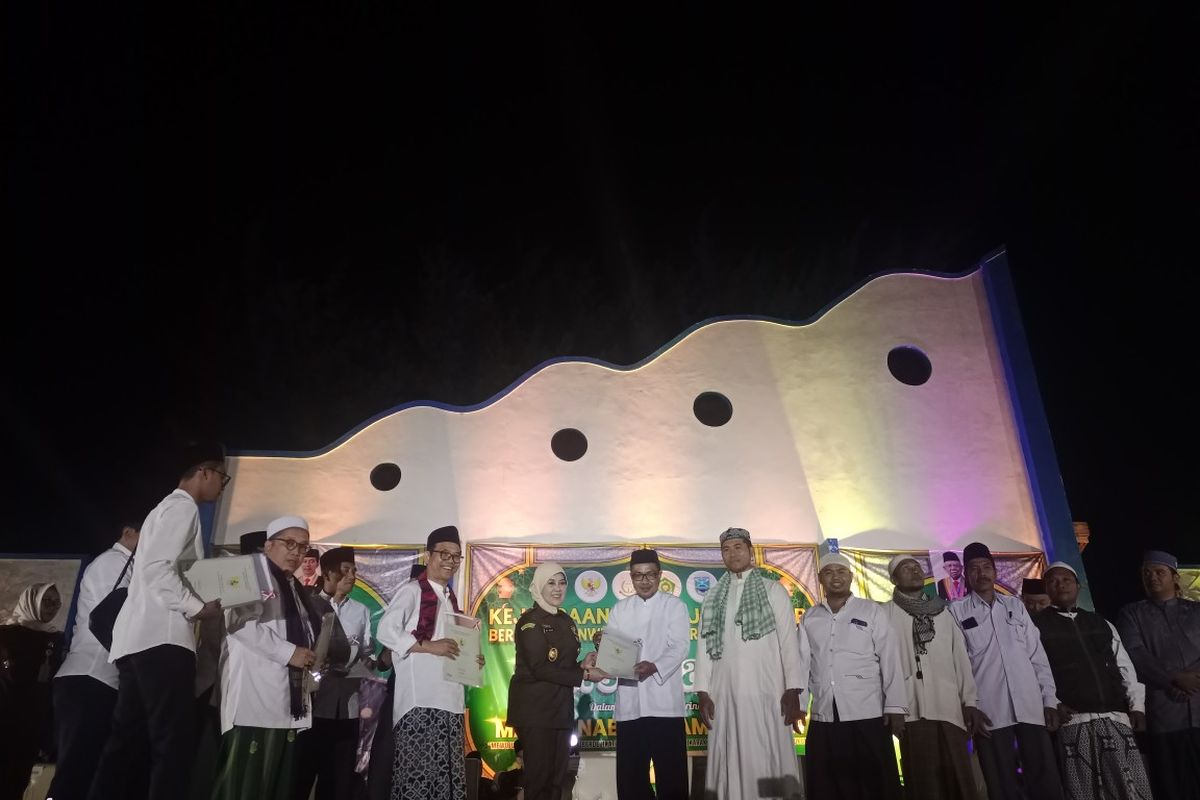 Kepala Kemenag dan Kepala Kejati Jatim di sela-sela kegiatan gebyar selawat di Pantai Bentar, Kabupaten Probolinggo, Jawa Timur, Selasa (17/9/2024) malam. 