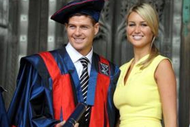 Pesepak bola Inggris, Steven Gerrard (kiri) dan istrinya, Alex Curran.